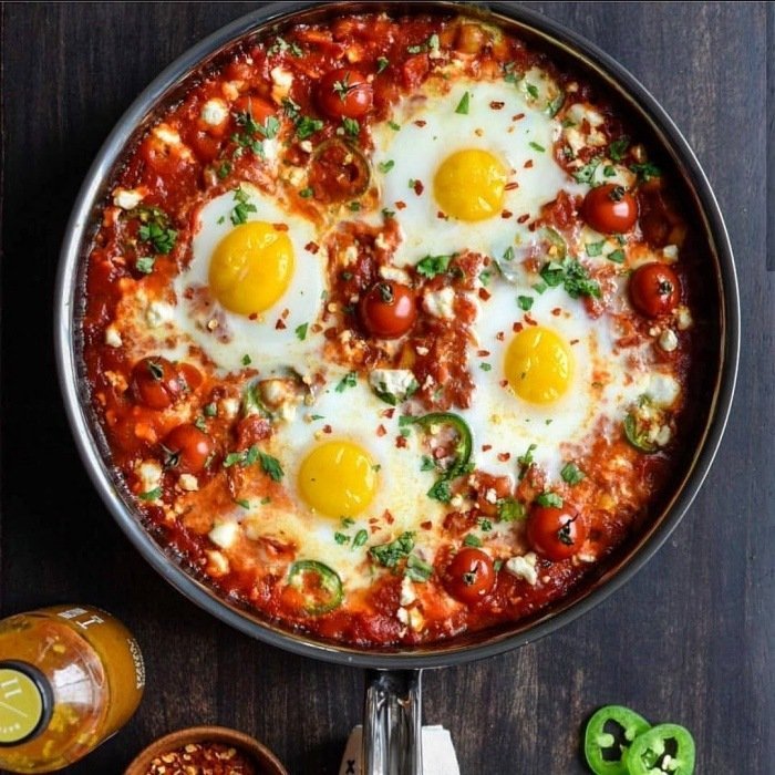 Caçarola de Ovos Assados ao Molho de Tomate e Pimentão