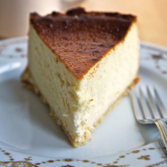 Cheesecake Clássico de Forno com Base de Biscoito