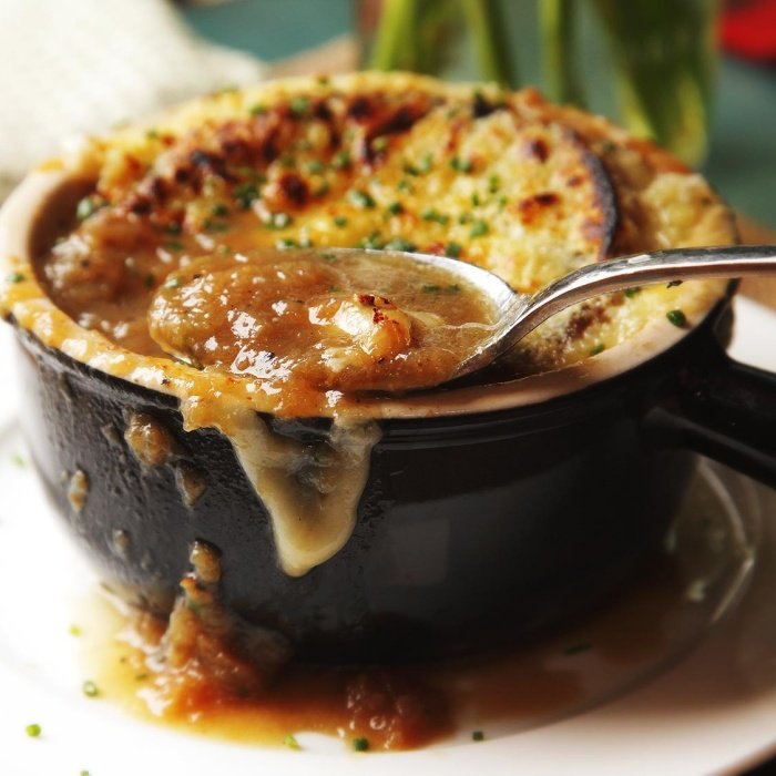 Sopa de Cebola Caramelizada Gratinada
