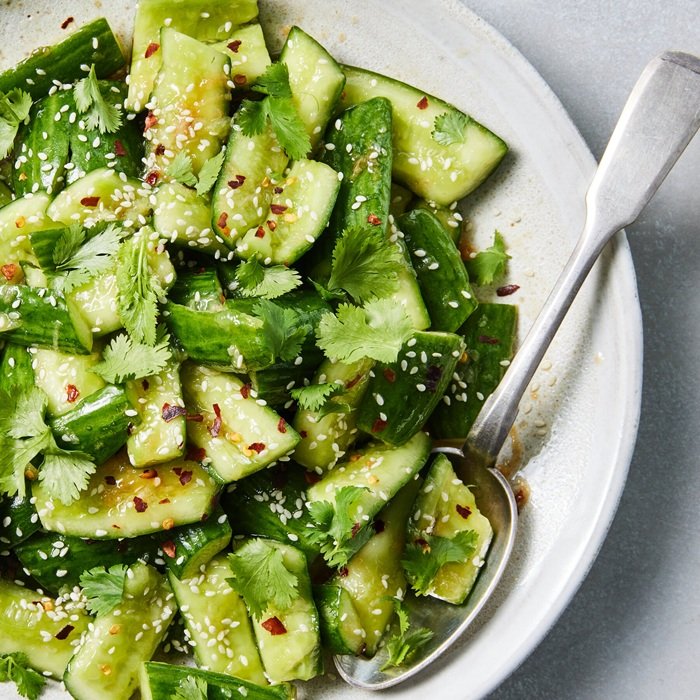 Salada Refrescante de Pepino com Gergelim e Limão
