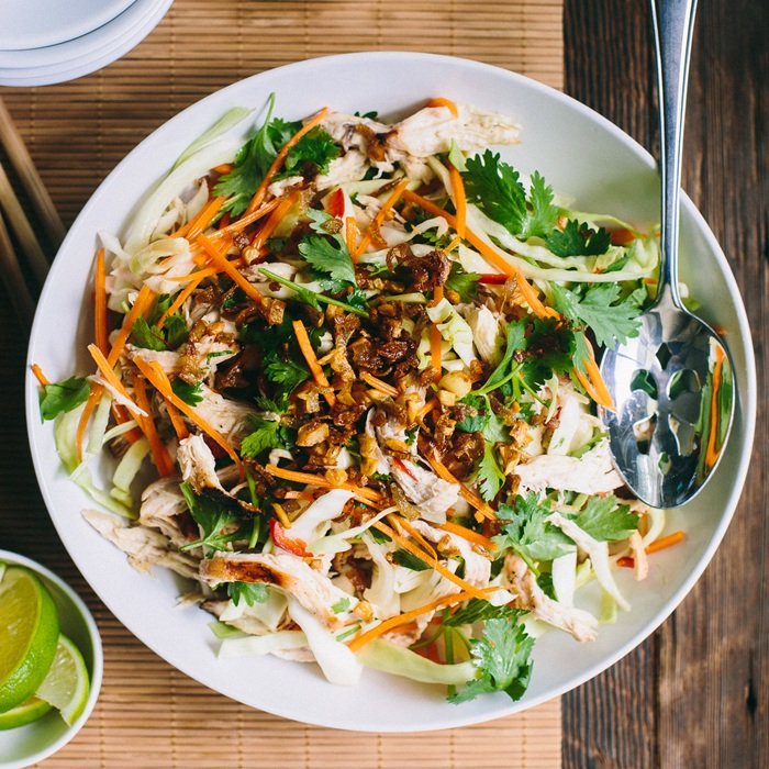 Salada Oriental de Frango Desfiado com Gergelim