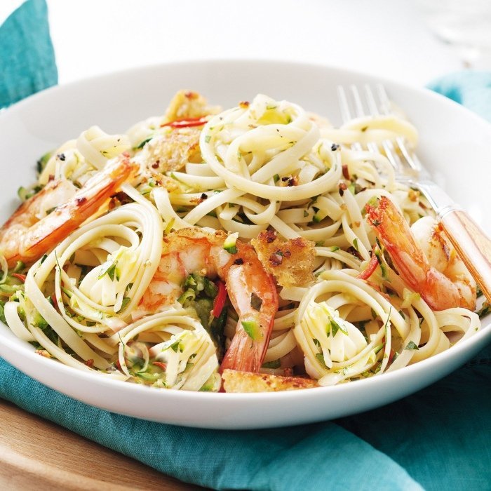 Massa Longa com Camarões, Tomates e Azeitonas