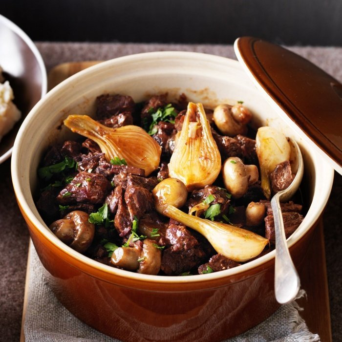 Carne Bovina Braseada ao Vinho Tinto com Cogumelos
