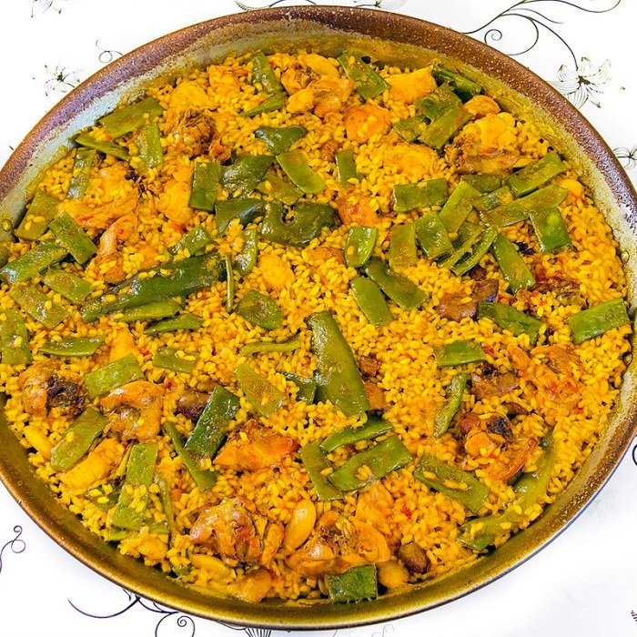 Paella Espanhola Tradicional com Frango e Camarões
