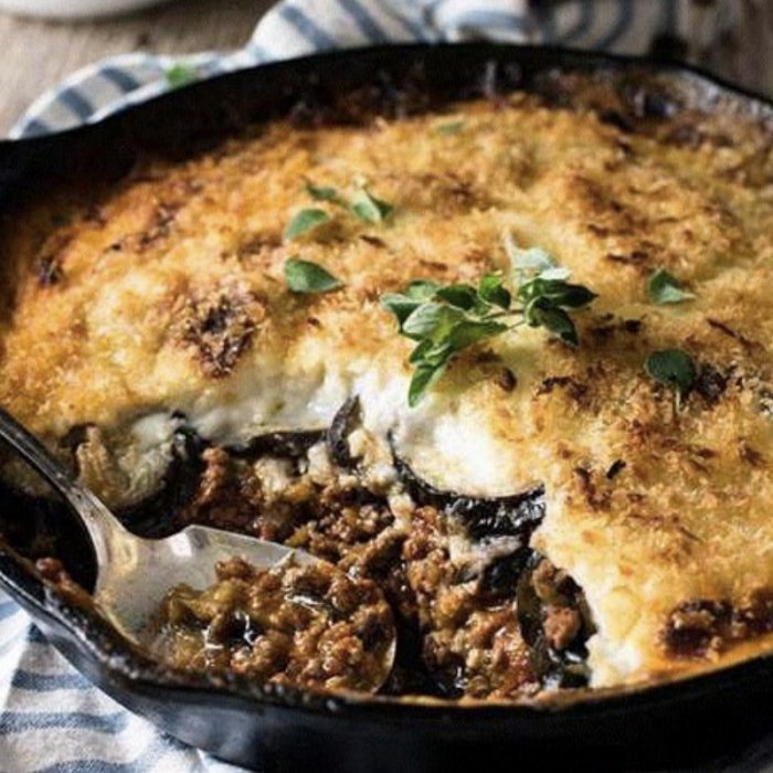 Moussaka Grega de Berinjela com Carne e Molho Bechamel